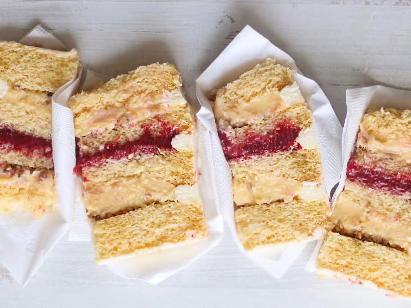 Bolo de baunilha com morangos assados-1 (1)