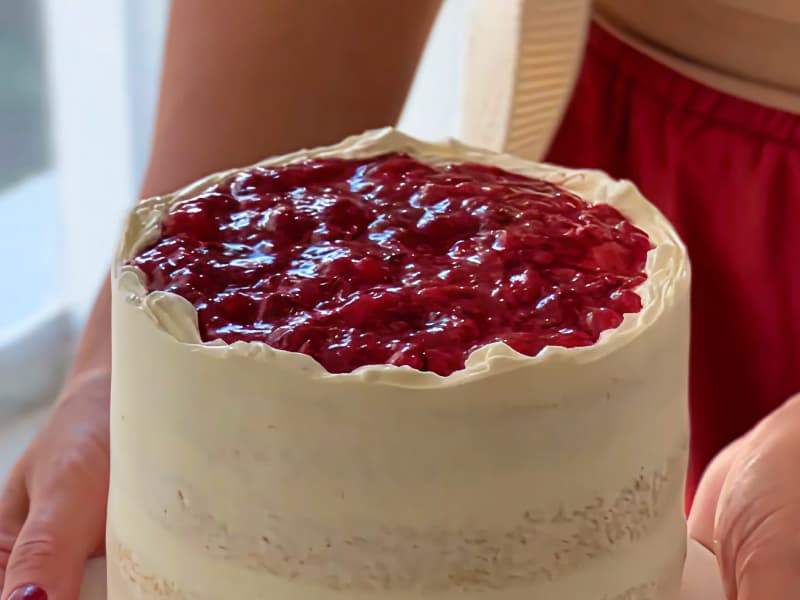 Bolo de baunilha com morangos assados (1)