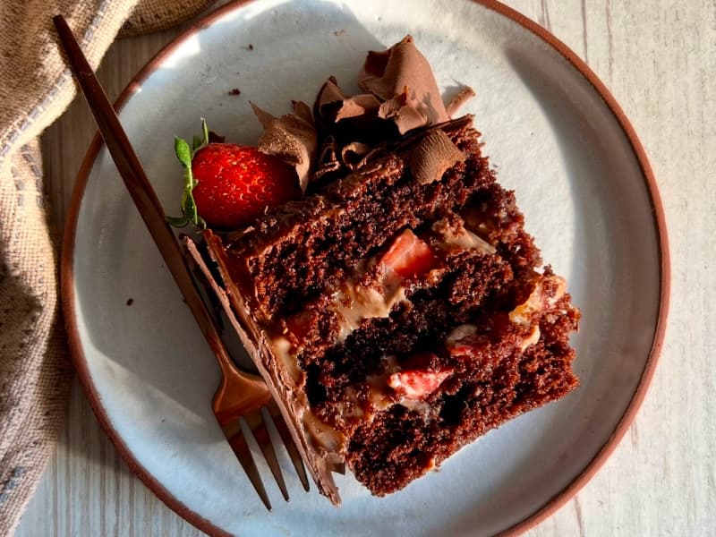 Bolo de chocolate com morangos frescos-1 (1)