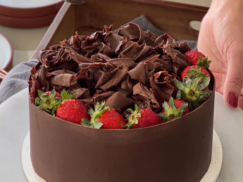 Bolo de chocolate com morangos frescos (1)